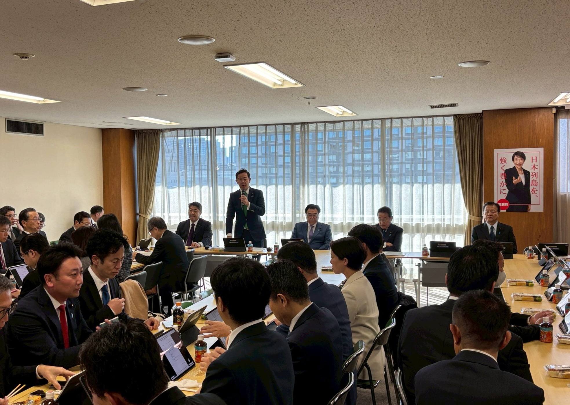 自民党日本成長戦略本部・雇用問題調査会合同会議。